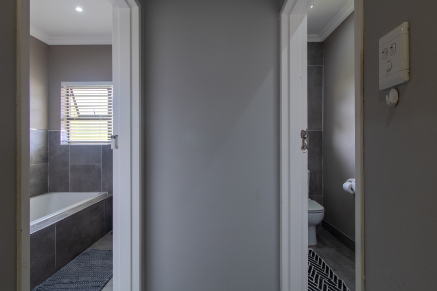 5 Bedroom Property for Sale in Proteaville Western Cape